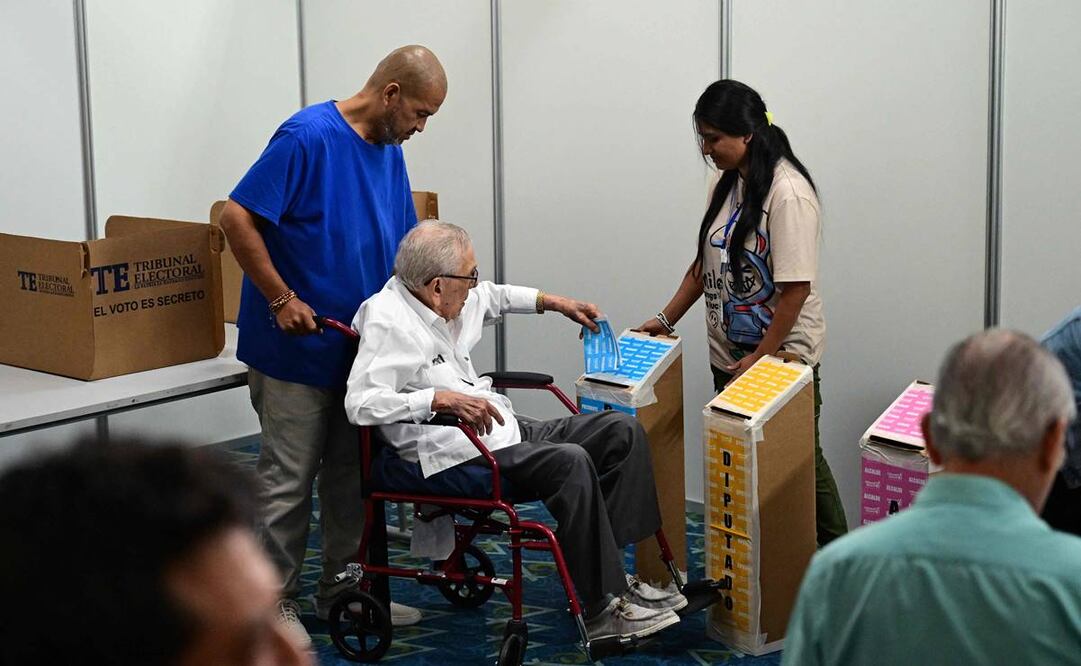 Un hombre en silla de ruedas emite su voto en un colegio electoral ubicado en el Centro de Convenciones Atlapa en la Ciudad de Panamá el 5 de mayo de 2024, durante las elecciones presidenciales de Panamá. Foto: AFP