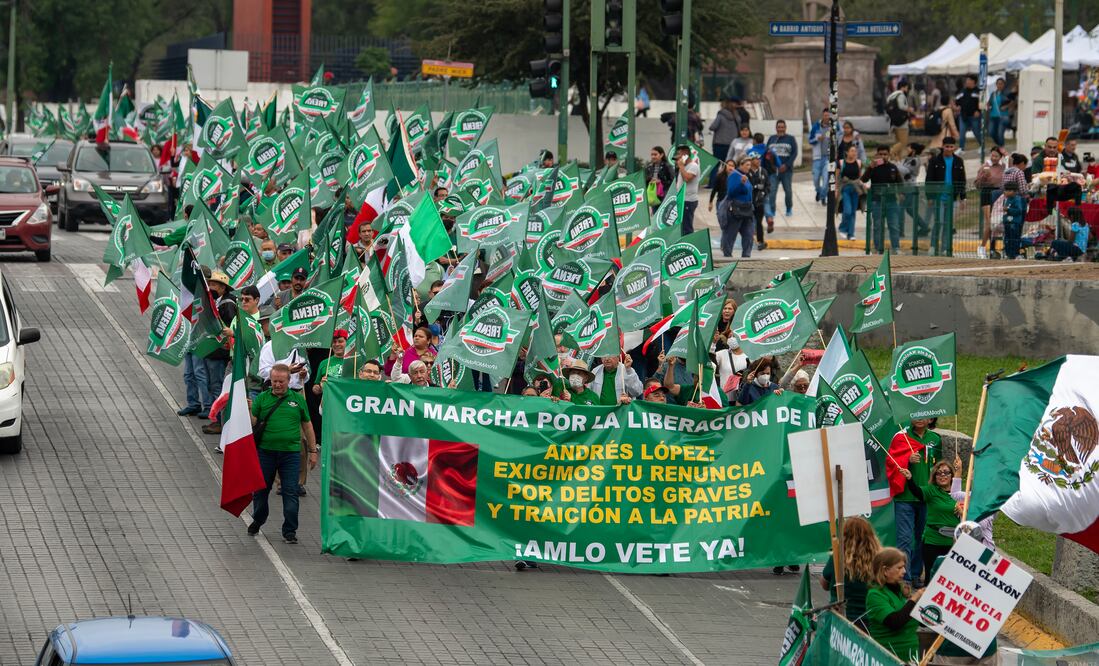 Decenas de personas convocadas por FRENA, participan en una marcha en la macroplaza de la ciudad de Monterrey. Foto: Miguel Sierra/EFE