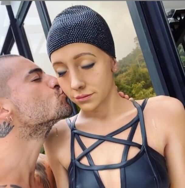 Maluma presume muñeca inflable con la que pasará la cuarentena