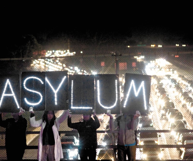 Activistas que piden cerrar los centros de detención de migrantes se manifestaron el pasado jueves en San Diego, California. Foto: DAVID MAUNG. EFE