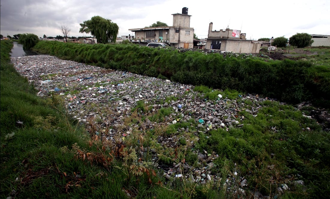 Imagen del río Constitución que atraviesa gran parte de Toluca desemboca en la cuenca del Río Lerma llevando una gran cantidad de basura y envases de plástico. Foto: archivo/EL UNIVERSAL