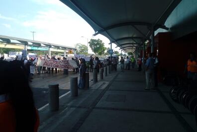 Jornaleros levantan plantón al exterior del aeropuerto de Mazatlán