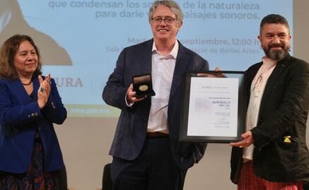 Entregan la Medalla Bellas Artes 2024 en Música al compositor Rodrigo Sigal