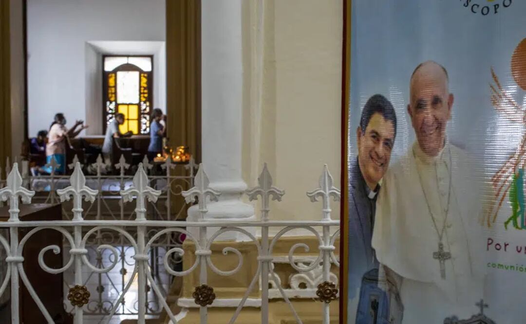 Un cartel con el obispo Rolando Álvarez y el papa Francisco cuelga dentro de la Catedral en Matagalpa, Nicaragua. Foto: AP