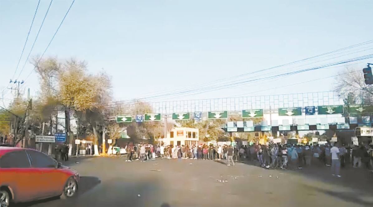 Enfrentamiento. El bloqueo generó un enfrentamiento con palos y piedras; no se reportaron heridos. Foto/ESPECIAL