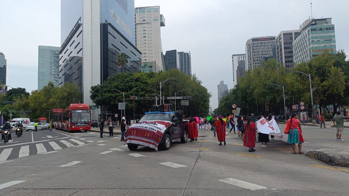 Comerciantes indígenas de la comunidad triqui realizaron una marcha para exigir al Gobierno de la CDMX y a la alcaldía Cuauhtémoc espacios seguros y permanentes para vender sus artesanías sobre Paseo de la Reforma. (Foto: Juan Carlos Williams/ EL UNIVERSAL)
