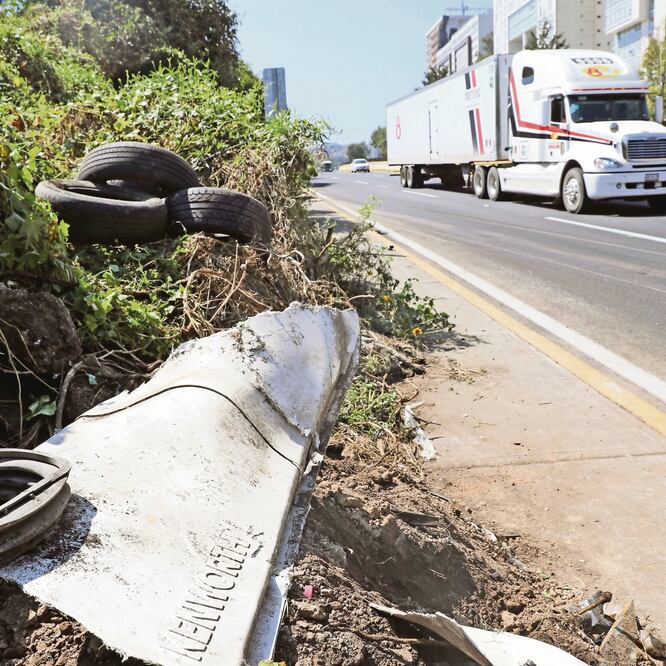 Partes del tráiler que transportaba 25 toneladas de jabón, todavía se pueden ver en la zona donde ocurrió el choque. Foto: JUAN CARLOS REYES. EL UNIVERSAL