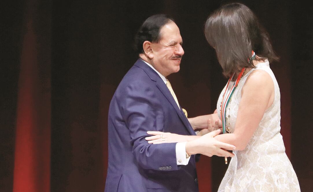 Fue condecorada la empresaria María Asunción Aramburuzabala Larregui, quien dijo que la educación es la mejor forma de ayudar. (FOTOS: ARIEL OJEDA. EL UNIVERSAL)