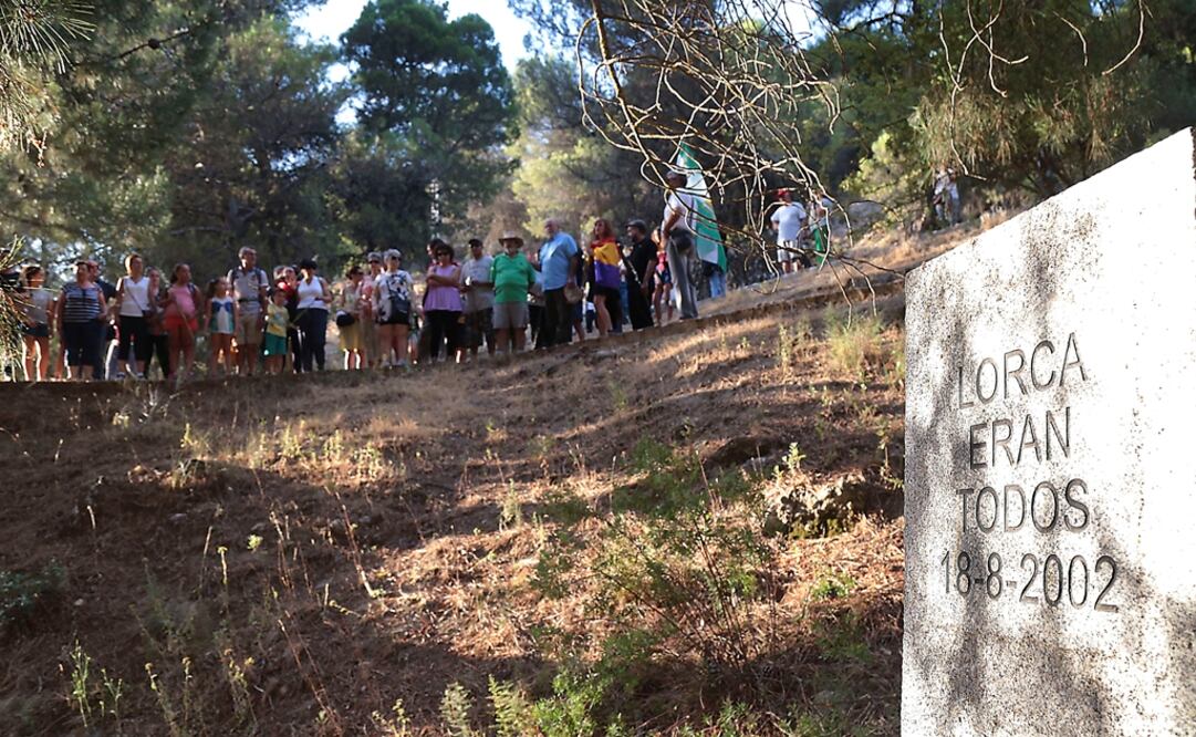 A punto de cumplirse 80 años del fusilamiento de Federico García Lorca, el 19 de agosto de 1936, un grupo de personas convocadas por distintos colectivos recorrió hoy en Granada la llamada "carretera de la muerte". (FOTO: EFE)