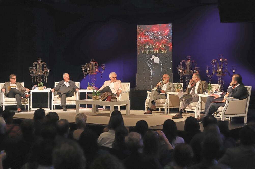 En el Lunario del Auditorio Nacional, Diego Fernández de Cevallos y el autor, entre otros, presentaron el primer texto de una trilogía de lo que será el sexenio. Foto: BERENICE FREGOSO. EL UNIVERSAL