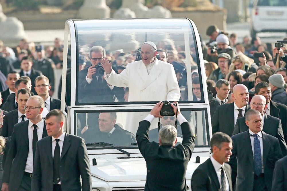 El papa Francisco saluda a los fieles a su llegada ayer a la audiencia general de los miércoles en la plaza de San Pedro, en el Vaticano (ALESSANDRO DI MEO. EFE)