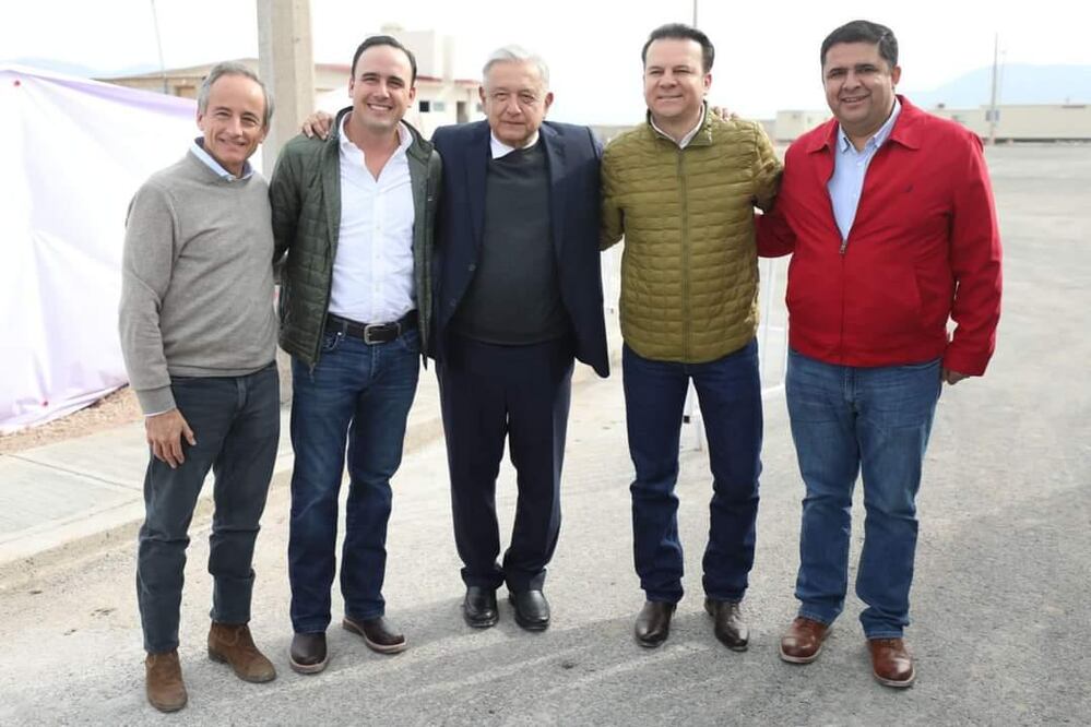 El gobernador de Coahuila, Manolo Jiménez, el presidente Andrés Manuel López Obrador y el gobernador de Durango, Esteban Villegas, estuvieron en el arranque de la primera fase del proyecto “Agua Saludable para la Laguna” .