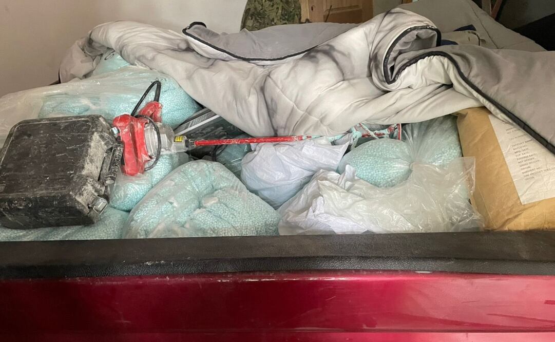 En un operativo de las fuerzas federales, este martes se decomisaron aproximadamente 1,500 kilos de pastillas de fentanilo, y la captura de dos hombres; también se aseguraron armas de fuego. Fotos tomadas de X