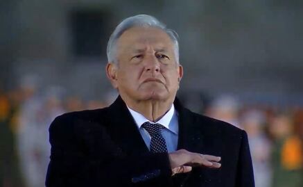 AMLO iza la bandera en memoria de las víctimas de los sismos del 19-S de 1985 y 2017 