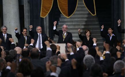 Graue rinde protesta como rector de la UNAM entre abrazos y felicitaciones 