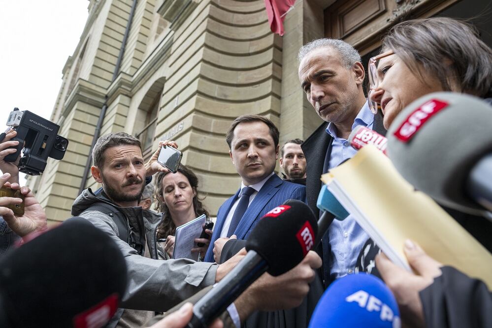 Tariq Ramadan (centro) sale y habla con la prensa tras ser absuelto de los cargos de agresión sexual, en Ginebra, Suiza, el 24 de mayo de 2023. Foto: EFE