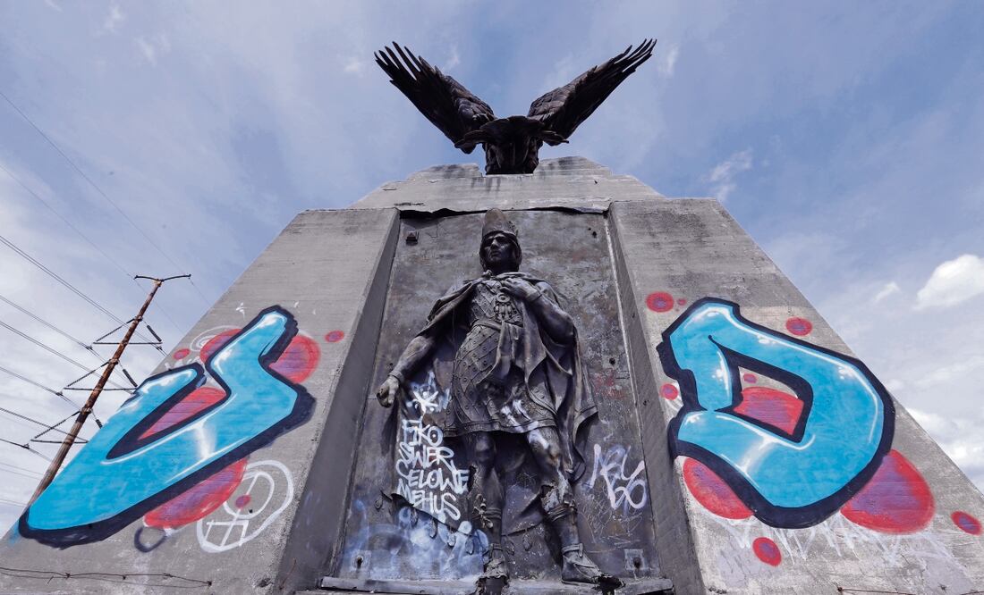 A pesar de los visibles daños al monumento, autoridades capitalinas se han deslindado de su mantenimiento. Foto: Berenice Fregoso / El Universal