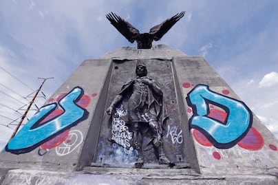 Monumento a La Raza, entre grafiti y el abandono
