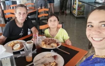 “Después de mucho tiempo, podremos abrazarnos”: familia venezolana se reencuentra por Año Nuevo en Costa Rica