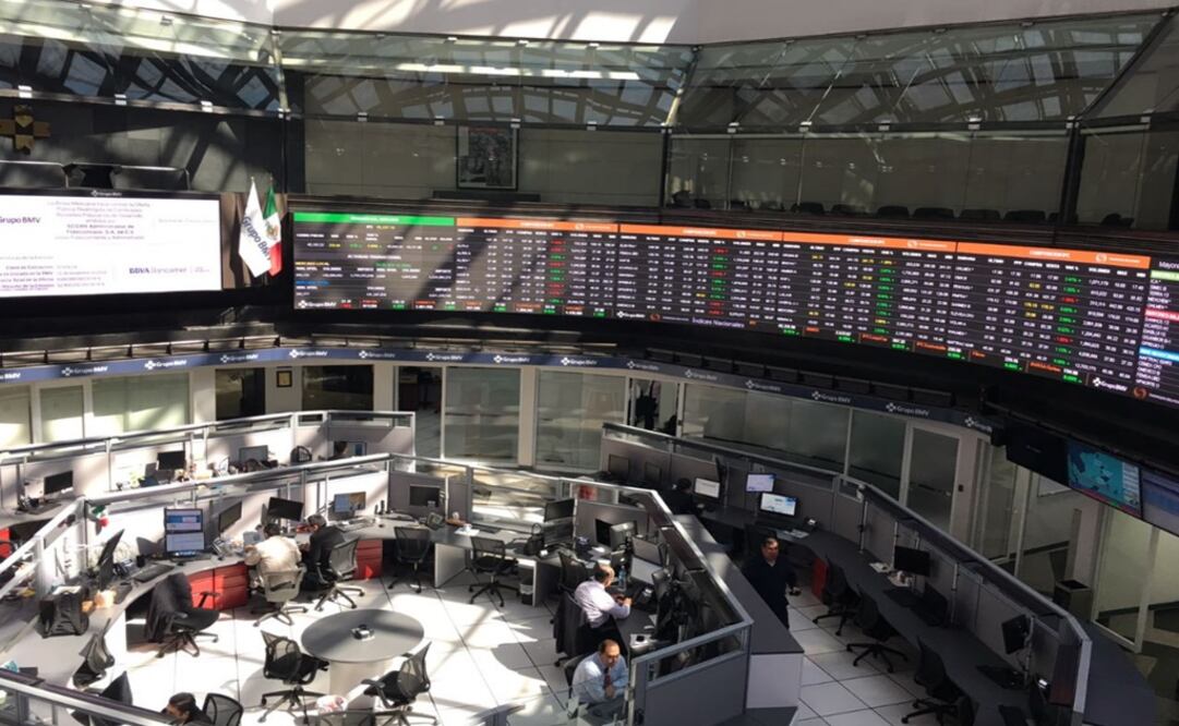 BMV supera las 49 mil unidades; el dólar cierra en $19.10