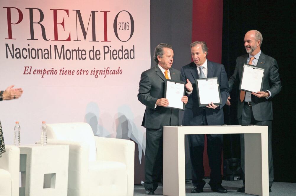 José Antonio Meade (centro), titular de Sedesol; Gerardo Limón Espíndola, patrono presidente del Monte de Piedad, y el director de la institución, Javier de la Calle (VALENTE ROSAS. EL UNIVERSAL)