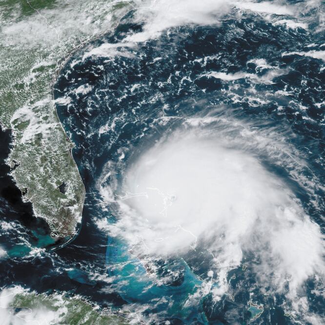 Imagen satelital tomada ayer por la Administración Nacional Oceánica y Atmosférica, del huracán Dorian, que tras golpear las Bahamas se prevé que hoy en la noche se acerque a la costa este de Florida. AP