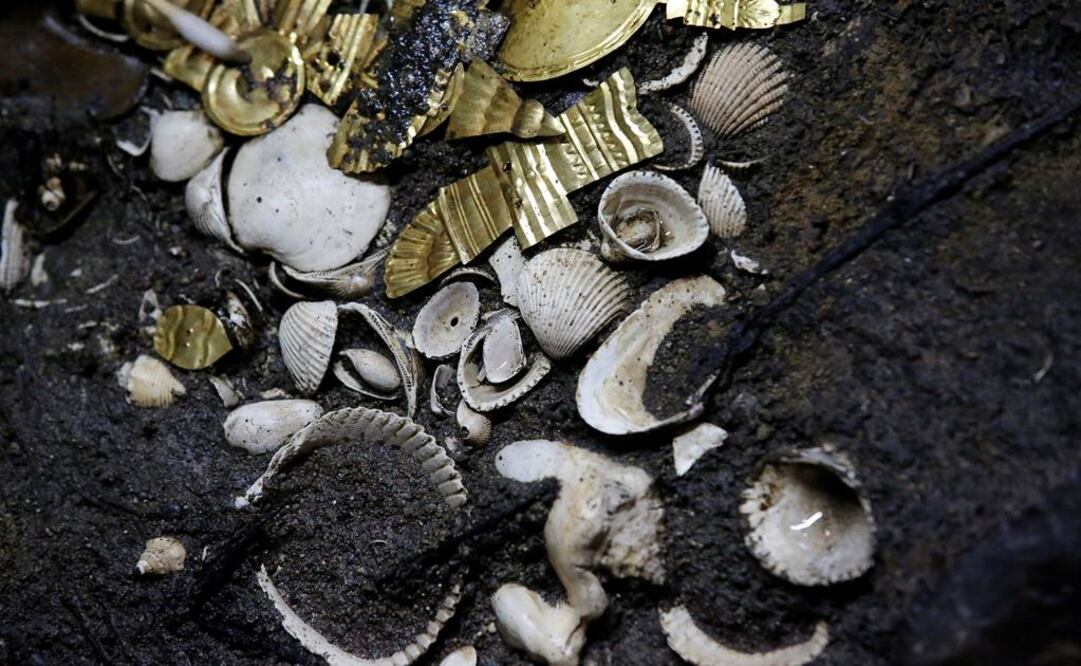 La ofrenda de un lobo enterrado hace más de cinco siglos y adornado con algunas de las piezas de oro más finas de la cultura azteca jamás encontradas fue desenterrada en el corazón de la Ciudad de México.