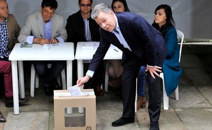 Presidente Santos acude a votar en elecciones de Colombia