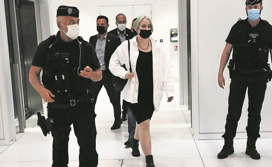 La joven Mila en la sala del tribunal en París. En línea criticó al Islam y recibió ciberacoso, incluyendo amenazas de muerte; 11 jóvenes fueron condenados a prisión por los mensajes, pero estarán en libertad condicional. Foto: Thibault Camus/ AP.