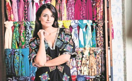 Aislinn Derbez presume en redes sociales cuerpazo y en topless