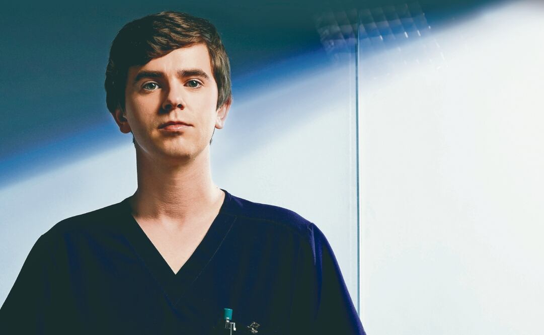 Erin Gunn (productora), David Shore (director), Paige Spara, Freddie Highmore, Liz Friedman (productora) y Richard Schiff dicen adiós al set. Foto: de ABC ENTERTAINMENT