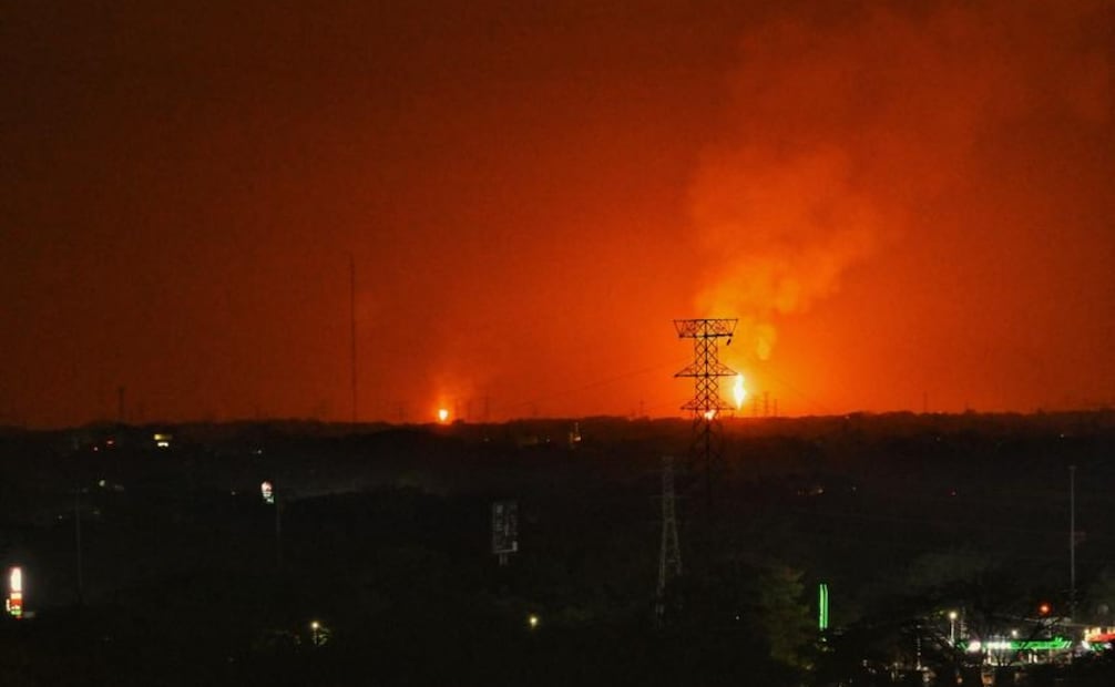 Pemex incremento en la actividad del quemador del Área de Trampas Agave (11/02/2026). Foto: Luma López / EL UNIVERSAL