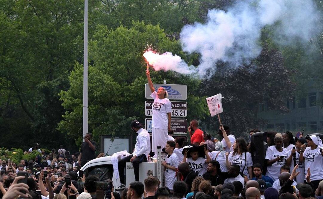 Mounia, la madre de Nahel, un joven que falleció tras ser baleado por un policía, durante una marcha en homenaje a su hijo en el suburbio parisino de Nanterre. Foto: AFP