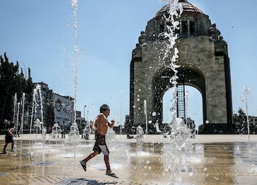 Ola de calor CDMX: Capitalinos aprovechan fuentes para refrescarse ante altas temperaturas