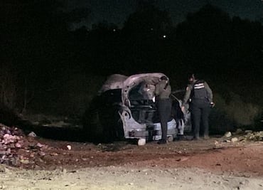 Hallan cuerpo calcinado en auto incendiado a un costado del Congreso de Sinaloa; Fiscalía inicia los trabajos forenses para identificarlo