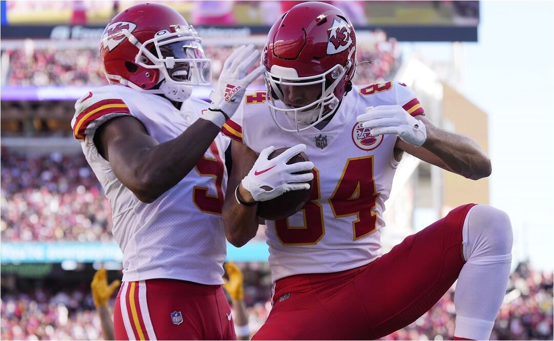 Justin Watson y JuJu Smith festejando el triunfo de Kansas / Foto: AFP