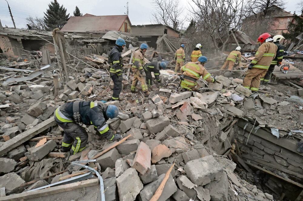 Rescatistas ucranianos buscan entre los escombros de un edificio privado tras el bombardeo en Zaporiyia. Foto: Kateryna Klochko | EFE
