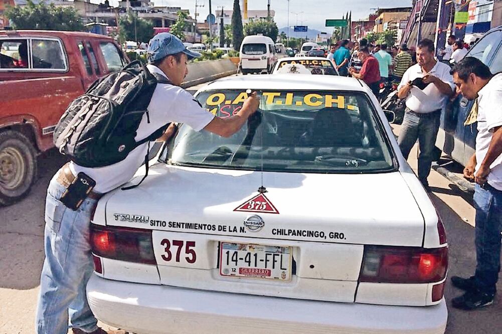 Conductores aglutinados en el Consejo del Autotransporte de la región Centro realizaron pintas en los medallones de carros del servicio público y particulares: “Queremos una audiencia con el gobernador, exigimos seguridad”. (ARTURO DE DIOS. EL UNIVERSAL)