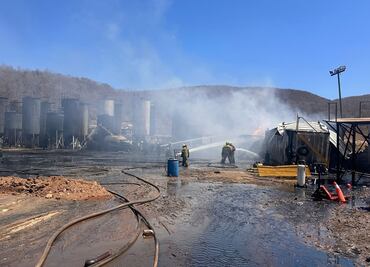 Tras 5 horas, sofocan incendio en almacén de diesel en Sinaloa; Fiscalía investiga origen