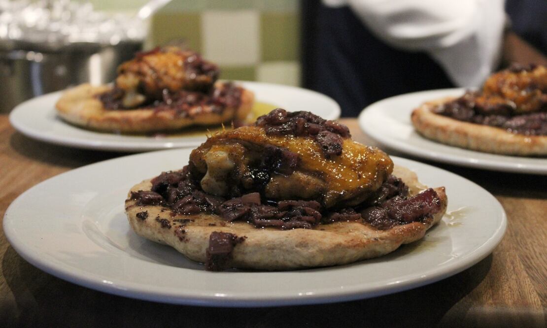 Msakhan, pollo sumac y crebollas sobre Taboon. Fotografía de referencia: Alan Nájera / El Universal