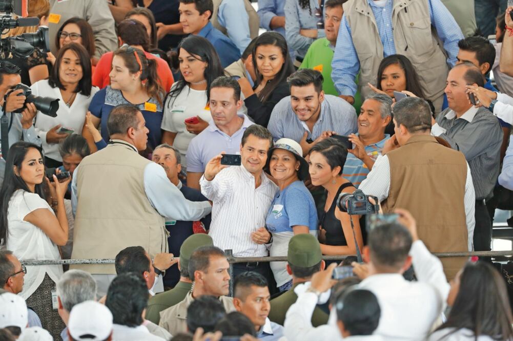Durante su visita a Querétaro, el presidente Enrique Peña Nieto convivió con asistentes a la inauguración del Macrolibramiento Centenario de la Constitución (LUIS CORTÉS. EL UNIVERSAL)