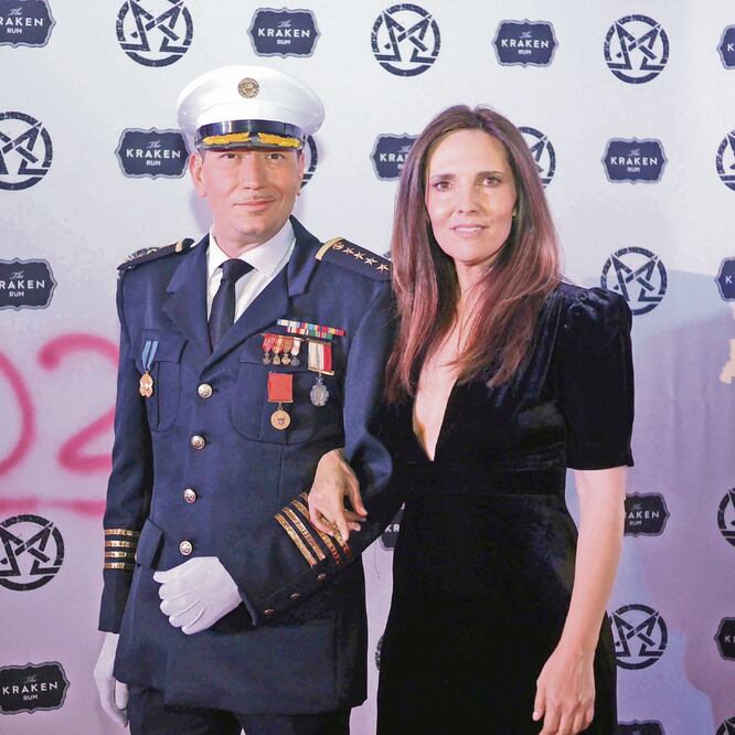 Ashley con Pablo Guisa, director del festival de terror Mórbido. Foto: Mórbido