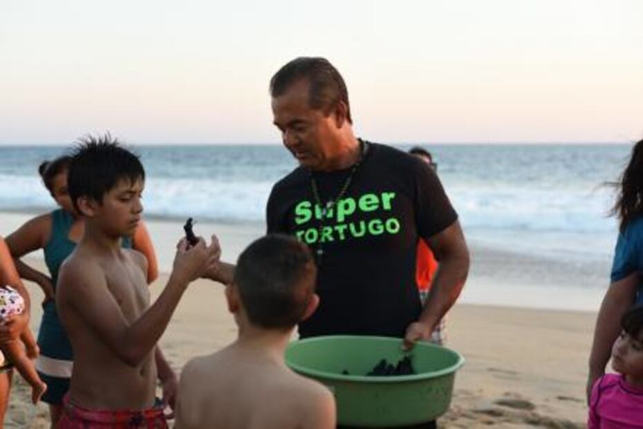 “Súper tortugo” el guardián de las tortugas en Guerrero