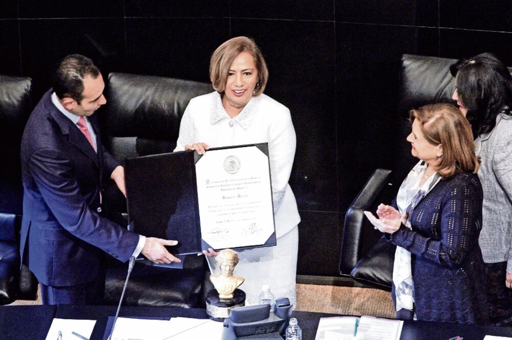 La ex secretaria del Tesoro de Estados Unidos, Rosario Marín, recibió en la Cámara Alta el reconocimiento 'Elvia Carrillo Puerto' de manos del presidente del Senado, Roberto Gil (PAN), acompañado por la procuradora Arely Gómez (ISAAC ESQUIVEL.CUARTOSCURO)