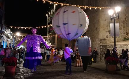 Con monos de Calenda, celebran toma de protesta de AMLO en Oaxaca
