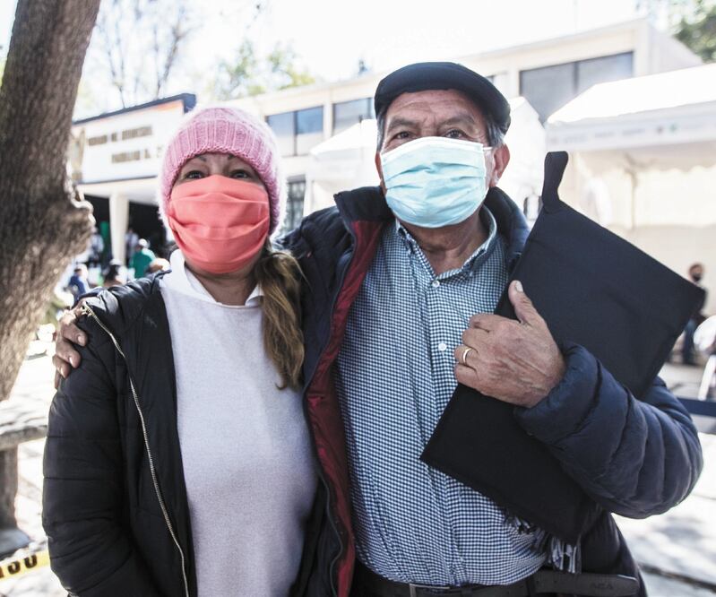 Los adultos mayores acuden a la vacunación en la CDMX en pareja, solos o acompañados de un familiar. Foto: GERMÁN ESPINOSA. EL UNIVERSAL
