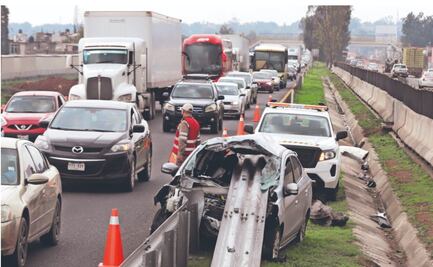 Conductor se queda dormido e incrusta su auto en valla sobre la México-Pachuca