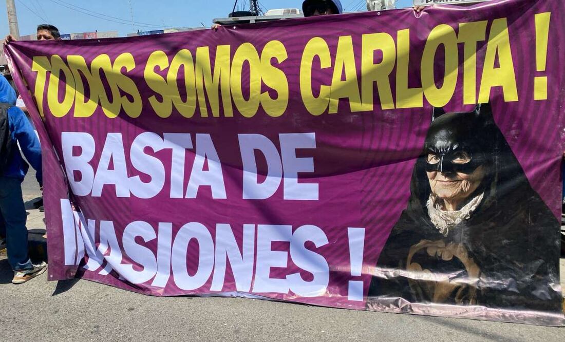 Decenas de personas llegaron afuera del penal de Chalco para apoyar a la señora Carlota (09/04/2025). Foro: Emilio Fernández / EL UNIVERSAL