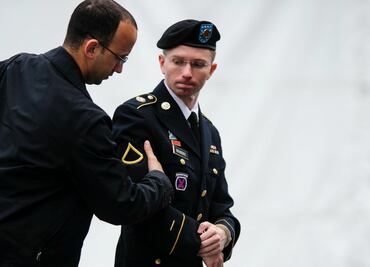 Assange y Snowden celebran conmutación de pena a Chelsea Manning