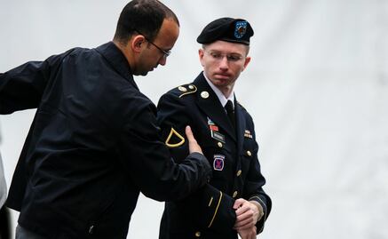 Assange y Snowden celebran conmutación de pena a Chelsea Manning